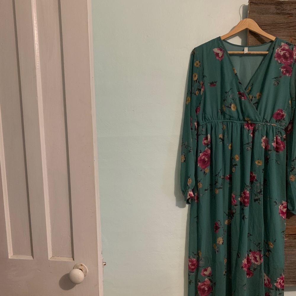 Gorgeous floral maternity dress.